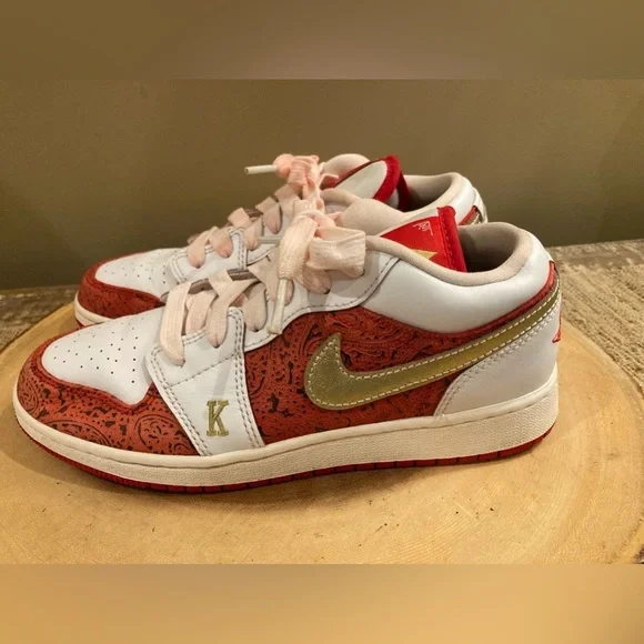 New In Box Size 4 Grade School Air Jordan‎ 1 Low SE “Spades” White/Metallic Gold